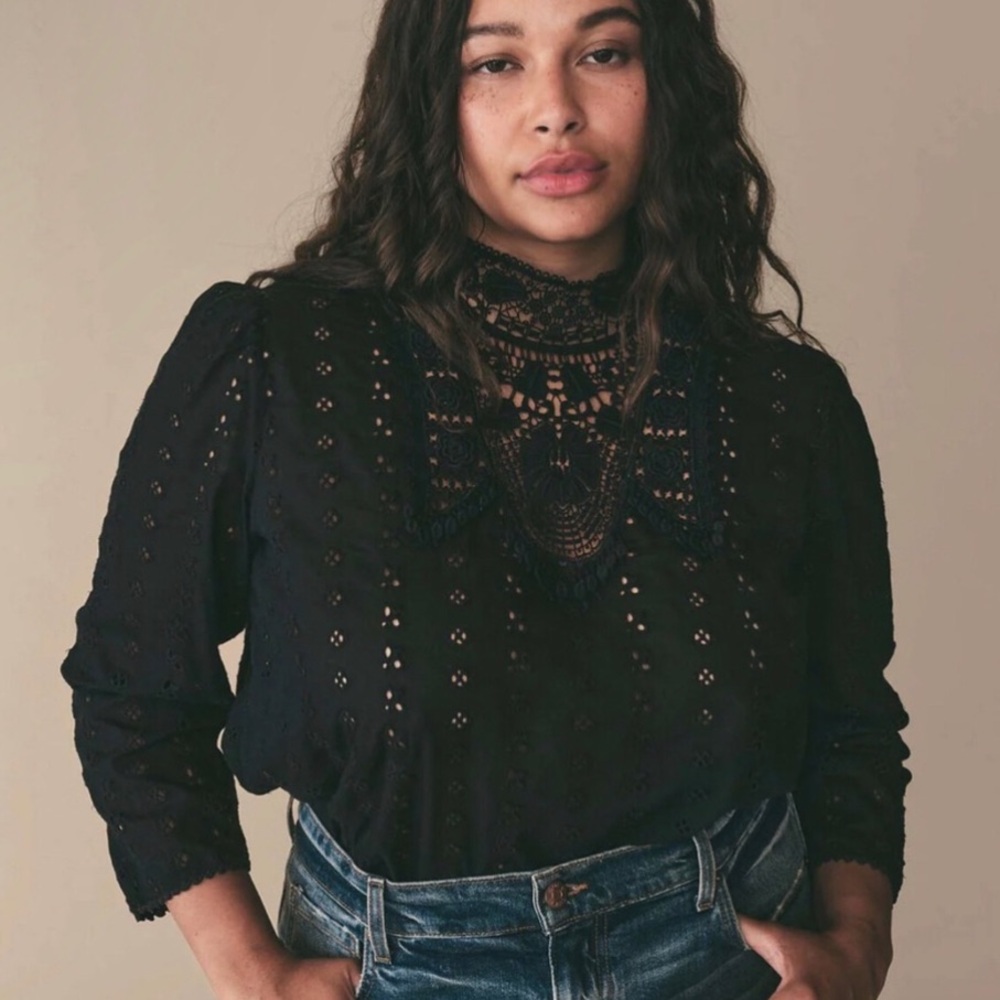 Doen Essie Lace Blouse in Deep Navy